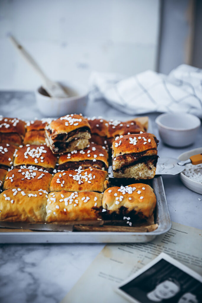 Kanelbullar-Kissen oder auch Zimtschnecken vom Blech Rezept sheet pan cinnamon buns kanelbullar backen einfaches hefeteig rezept zuckerzimtundliebe bakefeed schwedisch backen schwedisches rezept