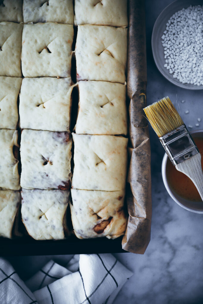 Kanelbullar-Kissen oder auch Zimtschnecken vom Blech Rezept sheet pan cinnamon buns kanelbullar backen einfaches hefeteig rezept zuckerzimtundliebe bakefeed schwedisch backen schwedisches rezept