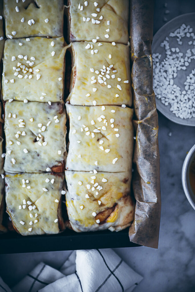 Kanelbullar-Kissen oder auch Zimtschnecken vom Blech Rezept sheet pan cinnamon buns kanelbullar backen einfaches hefeteig rezept zuckerzimtundliebe bakefeed schwedisch backen schwedisches rezept