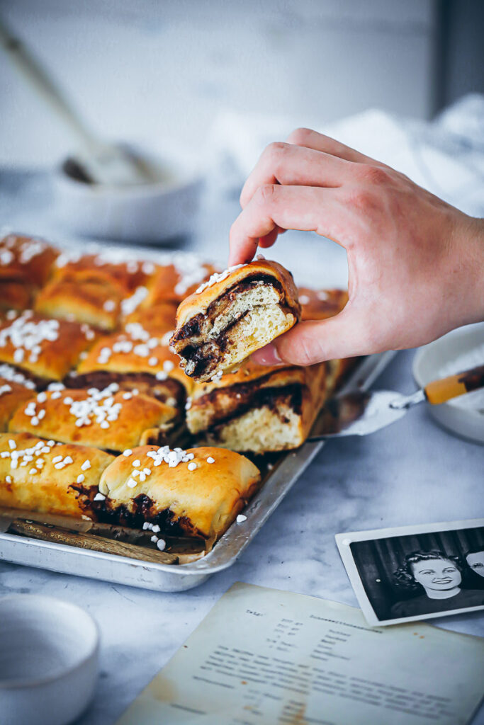 Kanelbullar-Kissen oder auch Zimtschnecken vom Blech Rezept sheet pan cinnamon buns kanelbullar backen einfaches hefeteig rezept zuckerzimtundliebe bakefeed schwedisch backen schwedisches rezept