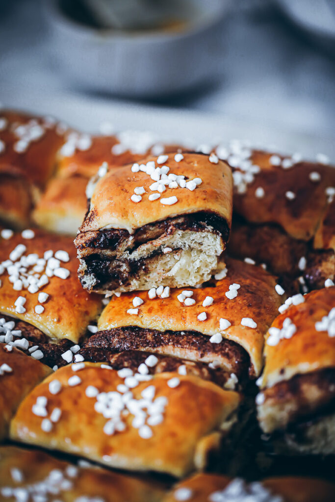 Kanelbullar-Kissen oder auch Zimtschnecken vom Blech Rezept sheet pan cinnamon buns kanelbullar backen einfaches hefeteig rezept zuckerzimtundliebe bakefeed schwedisch backen schwedisches rezept