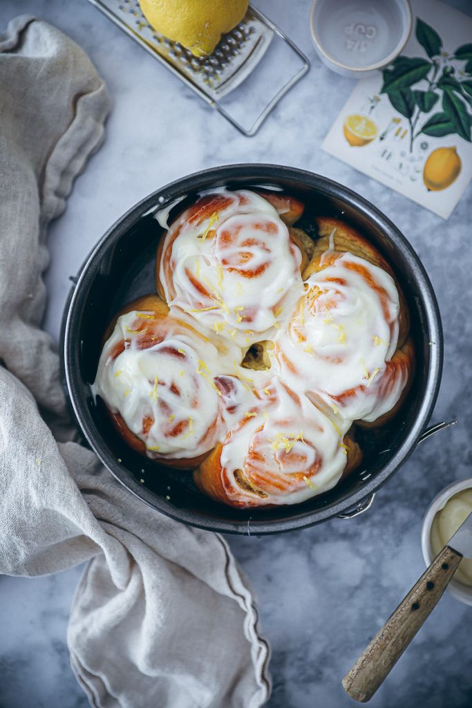 Kleines Zitronen Hefeschnecken Rezept - small batch lemon rolls kleine kuchen foodstyling zuckerzimtundliebe backblog deutscher foodblog feedfeed bakefeed foodtography school