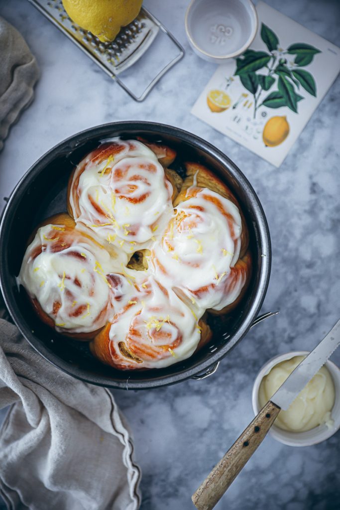 Kleines Zitronen Hefeschnecken Rezept - small batch lemon rolls kleine kuchen foodstyling zuckerzimtundliebe backblog deutscher foodblog feedfeed bakefeed foodtography school