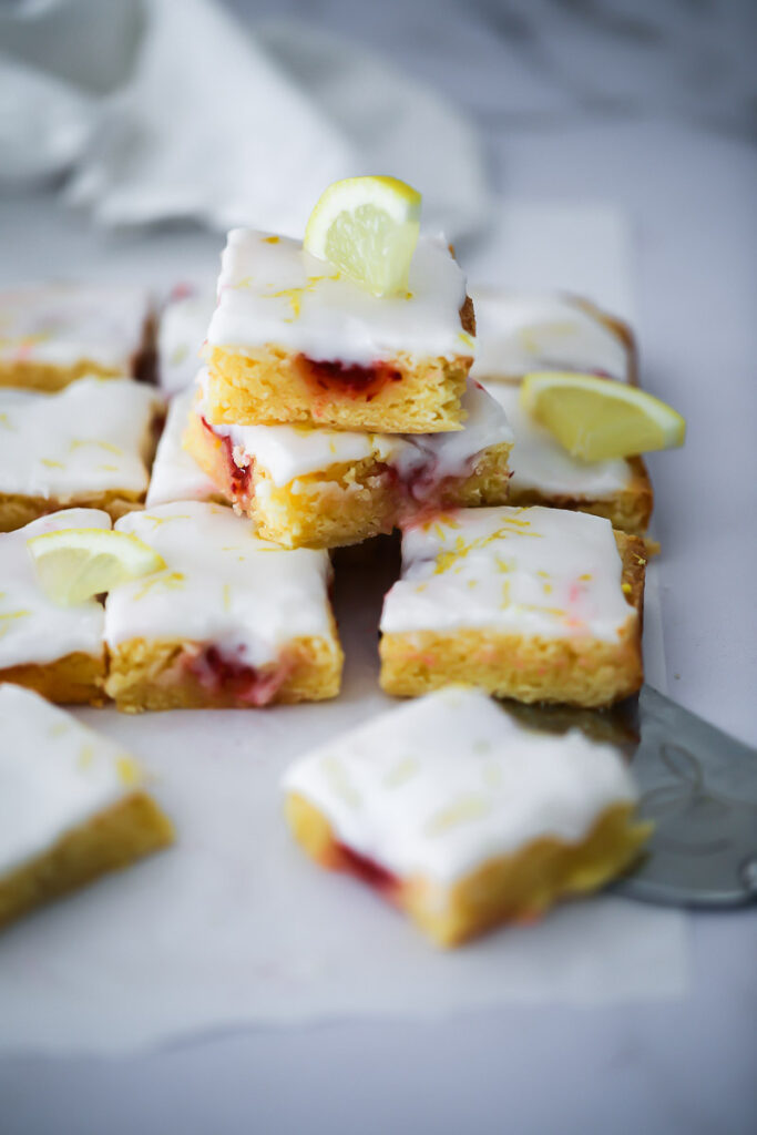 Zitronen Blondies mit Himbeeren Rezept - lemon raspberry blondies einfaches zitronenkuchenrezept bakefeed zuckerzimtundliebe backblog foodblog himbeerkuchen zitronenschnitten lemon slices food photography