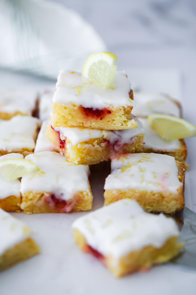 Zitronen Blondies mit Himbeeren Rezept - lemon raspberry blondies einfaches zitronenkuchenrezept bakefeed zuckerzimtundliebe backblog foodblog himbeerkuchen zitronenschnitten lemon slices food photography