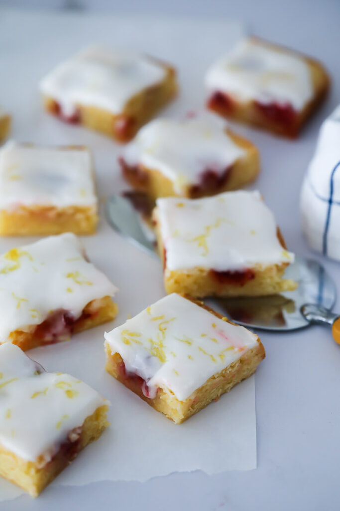 Zitronen Blondies mit Himbeeren Rezept - lemon raspberry blondies einfaches zitronenkuchenrezept bakefeed zuckerzimtundliebe backblog foodblog himbeerkuchen zitronenschnitten lemon slices food photography