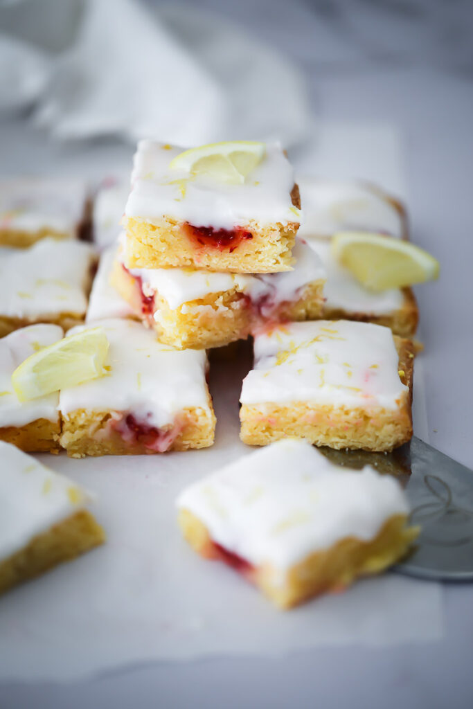 Zitronen Blondies mit Himbeeren Rezept - lemon raspberry blondies einfaches zitronenkuchenrezept bakefeed zuckerzimtundliebe backblog foodblog himbeerkuchen zitronenschnitten lemon slices food photography