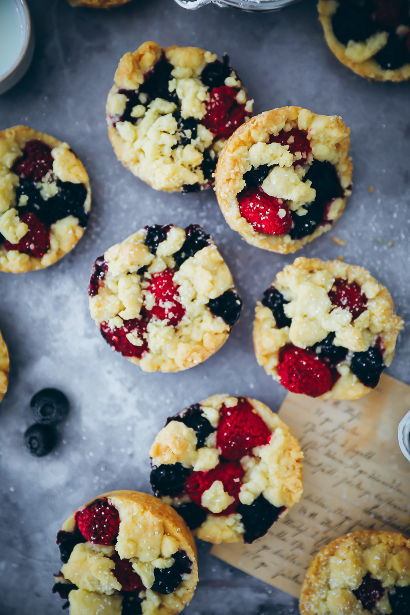 Streusel Beeren Cookies Rezept mit Himbeeren und Blaubeeren – berry streusel cookies recipe