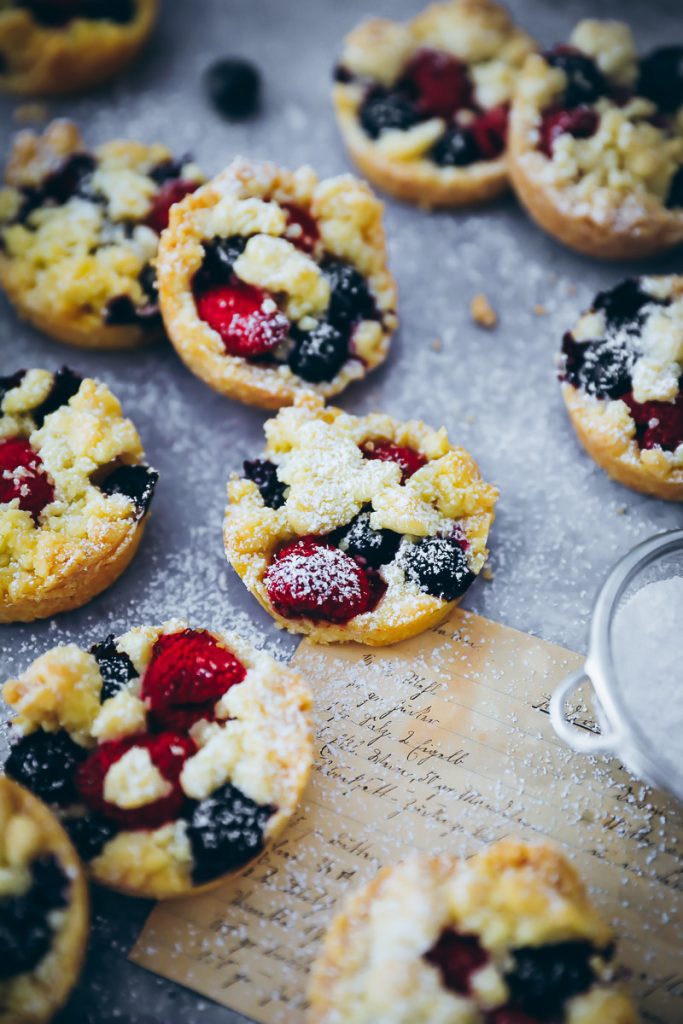 Streusel Beeren Cookies Rezept mit Himbeeren und Blaubeeren - berry streusel cookies recipe zuckerzimtundliebe foodblog backblog backrezept beerenrezept streusel taler streusel teilchen bakefeed feedfeed food photography
