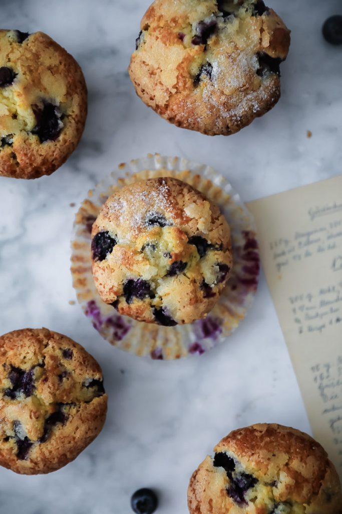 Lieblings Blaubeer Muffins Rezept - bakery style blueberry muffins recipe heidelbeer muffins tipps für muffins backen zuckerzimtundliebe muffins kindergeburtstag schulbuffet blaubeerkuchen sommer kuchen backen mit blaubeeren feedfeed bakefeed foodstyling