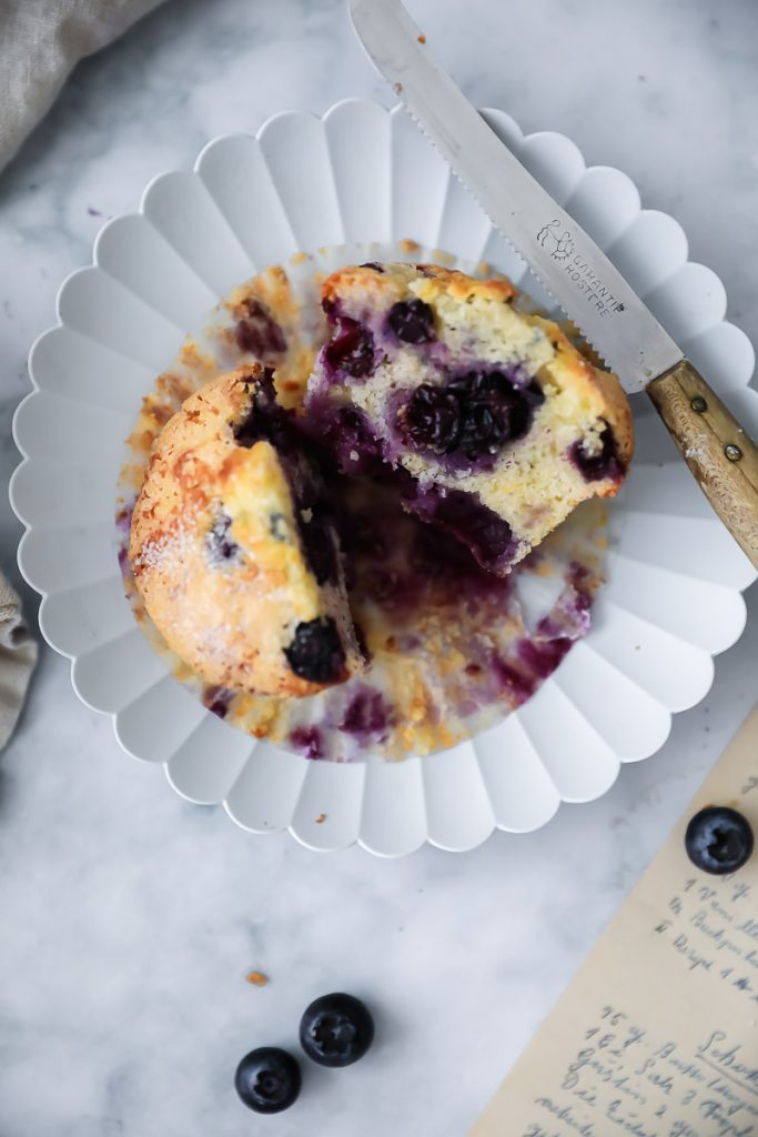 Lieblings Blaubeer Muffins Rezept - bakery style blueberry muffins recipe heidelbeer muffins tipps für muffins backen zuckerzimtundliebe muffins kindergeburtstag schulbuffet blaubeerkuchen sommer kuchen backen mit blaubeeren feedfeed bakefeed foodstyling