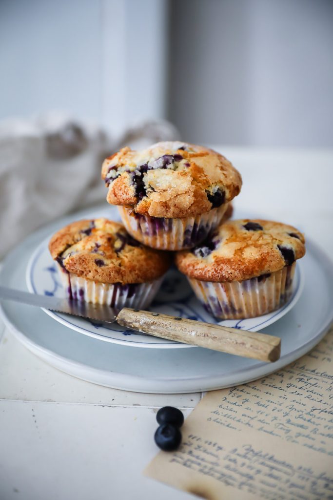 Lieblings Blaubeer Muffins Rezept - bakery style blueberry muffins recipe heidelbeer muffins tipps für muffins backen zuckerzimtundliebe muffins kindergeburtstag schulbuffet blaubeerkuchen sommer kuchen backen mit blaubeeren feedfeed bakefeed foodstyling