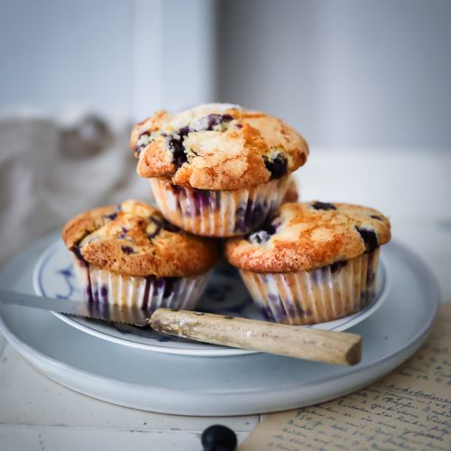 Lieblings Blaubeer Muffins Rezept - bakery style blueberry muffins recipe heidelbeer muffins tipps für muffins backen zuckerzimtundliebe muffins kindergeburtstag schulbuffet blaubeerkuchen sommer kuchen backen mit blaubeeren feedfeed bakefeed foodstyling