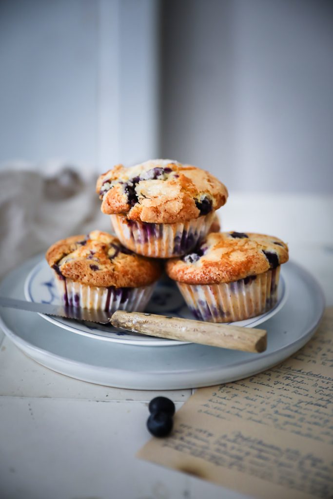 Lieblings Blaubeer Muffins Rezept - bakery style blueberry muffins recipe heidelbeer muffins tipps für muffins backen zuckerzimtundliebe muffins kindergeburtstag schulbuffet blaubeerkuchen sommer kuchen backen mit blaubeeren feedfeed bakefeed foodstyling