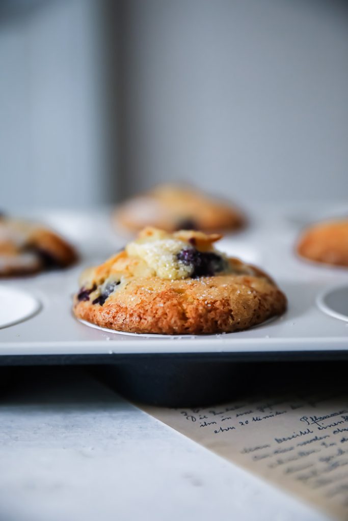 Lieblings Blaubeer Muffins Rezept - bakery style blueberry muffins recipe heidelbeer muffins tipps für muffins backen zuckerzimtundliebe muffins kindergeburtstag schulbuffet blaubeerkuchen sommer kuchen backen mit blaubeeren feedfeed bakefeed foodstyling