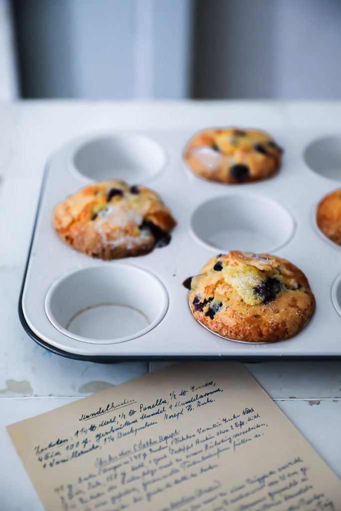 Lieblings Blaubeer Muffins Rezept - bakery style blueberry muffins recipe heidelbeer muffins tipps für muffins backen zuckerzimtundliebe muffins kindergeburtstag schulbuffet blaubeerkuchen sommer kuchen backen mit blaubeeren feedfeed bakefeed foodstyling