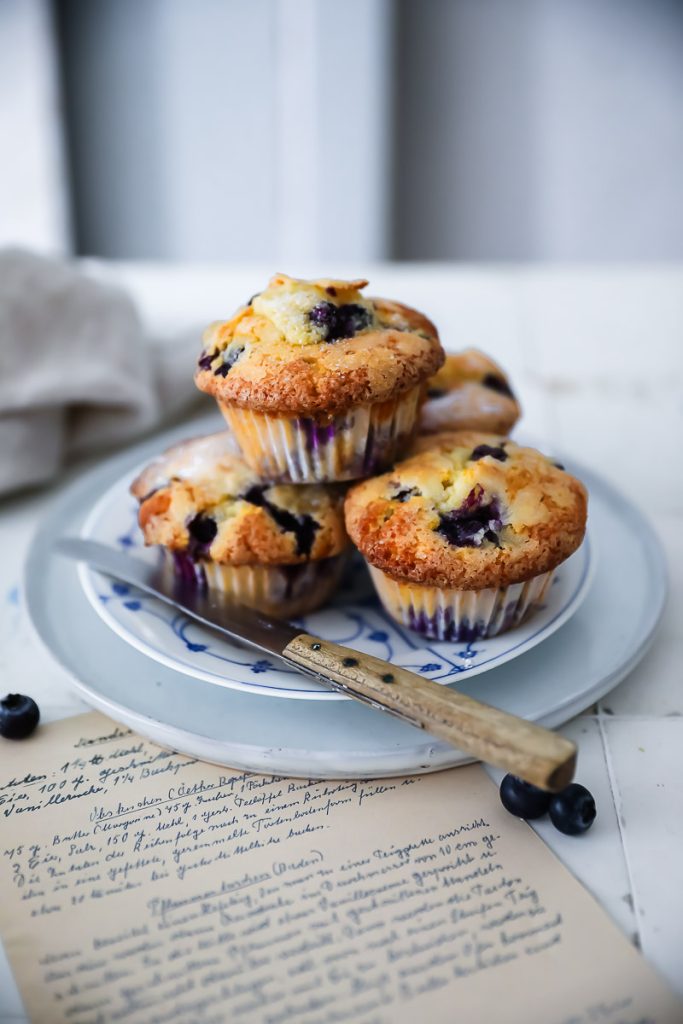 Lieblings Blaubeer Muffins Rezept - bakery style blueberry muffins recipe heidelbeer muffins tipps für muffins backen zuckerzimtundliebe muffins kindergeburtstag schulbuffet blaubeerkuchen sommer kuchen backen mit blaubeeren feedfeed bakefeed foodstyling