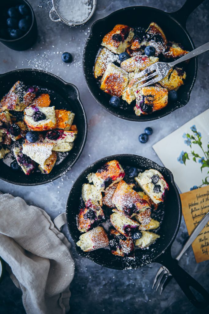 fluffiges Blaubeer Kaiserschmarrn Rezept aus dem Ofen Ofenschmarrn zuckerzimtundliebe südtiroler küche südtirol rezepte blaubeer rezepte blueberry torn pancake recipe bakefeed feedfeed