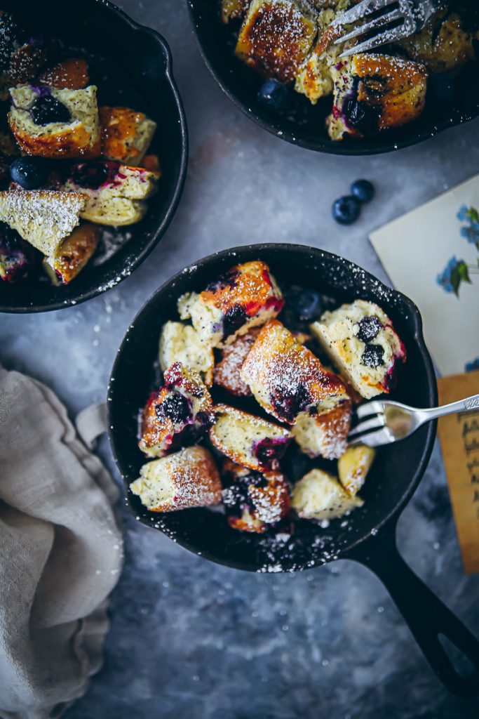 fluffiges Blaubeer Kaiserschmarrn Rezept aus dem Ofen Ofenschmarrn zuckerzimtundliebe südtiroler küche südtirol rezepte blaubeer rezepte blueberry torn pancake recipe bakefeed feedfeed