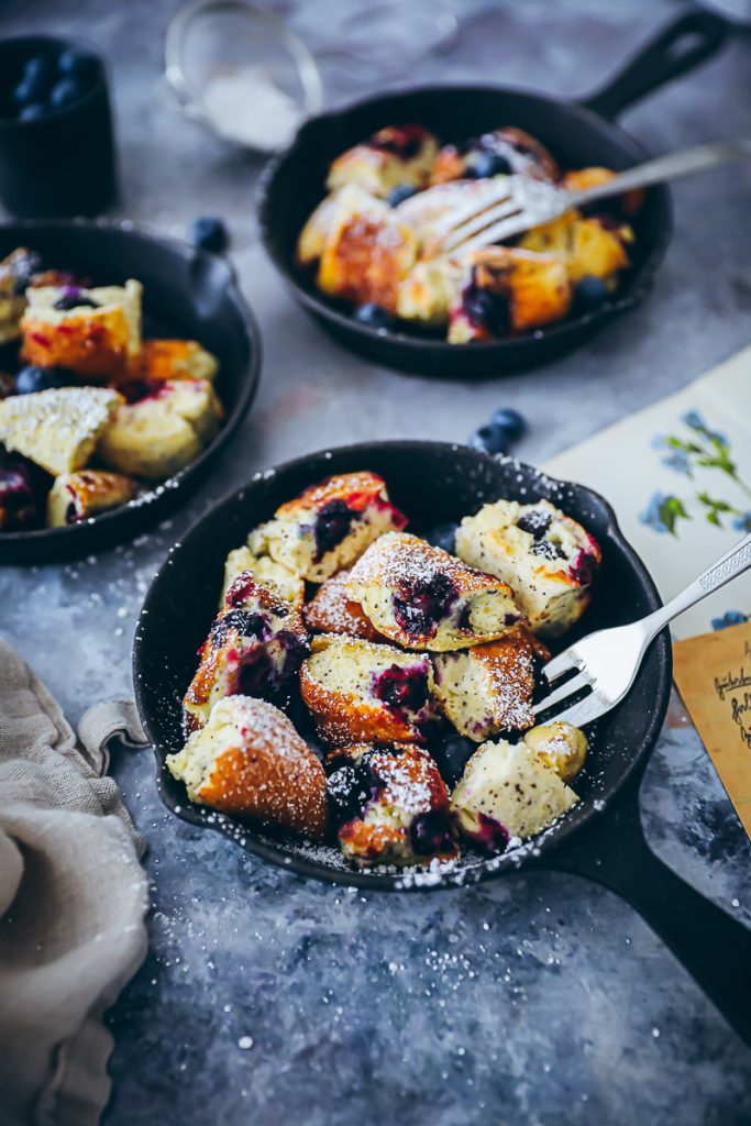 fluffiges Blaubeer Kaiserschmarrn Rezept aus dem Ofen Ofenschmarrn zuckerzimtundliebe südtiroler küche südtirol rezepte blaubeer rezepte blueberry torn pancake recipe bakefeed feedfeed