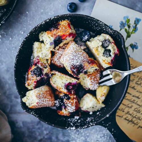 fluffiges Blaubeer Kaiserschmarrn Rezept aus dem Ofen Ofenschmarrn zuckerzimtundliebe südtiroler küche südtirol rezepte blaubeer rezepte blueberry torn pancake recipe bakefeed feedfeed