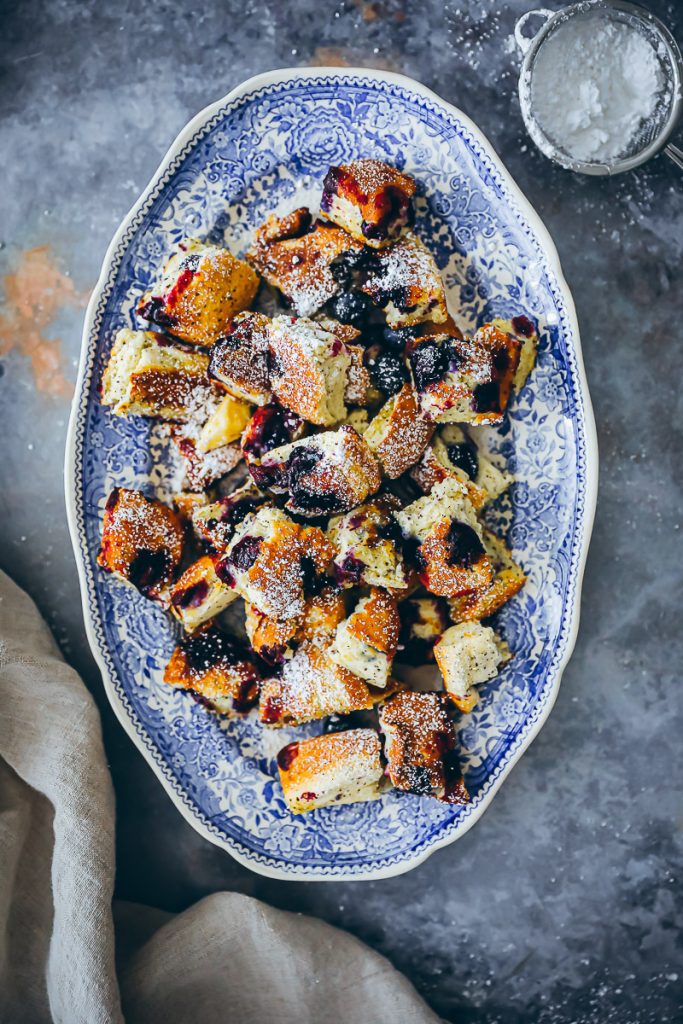 fluffiges Blaubeer Kaiserschmarrn Rezept aus dem Ofen Ofenschmarrn zuckerzimtundliebe südtiroler küche südtirol rezepte blaubeer rezepte blueberry torn pancake recipe bakefeed feedfeed