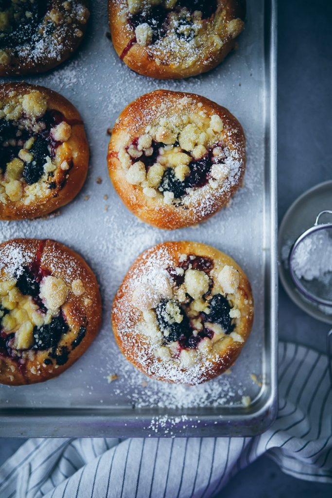 Streuseltaler mit Quarkfüllung Mohn und Konfitüre Hefeteig wie vom Bäcker Streuselrezepte streusel buns poppy seed rolls kolache kolatsche zuckerzimtundliebe backrezept backen