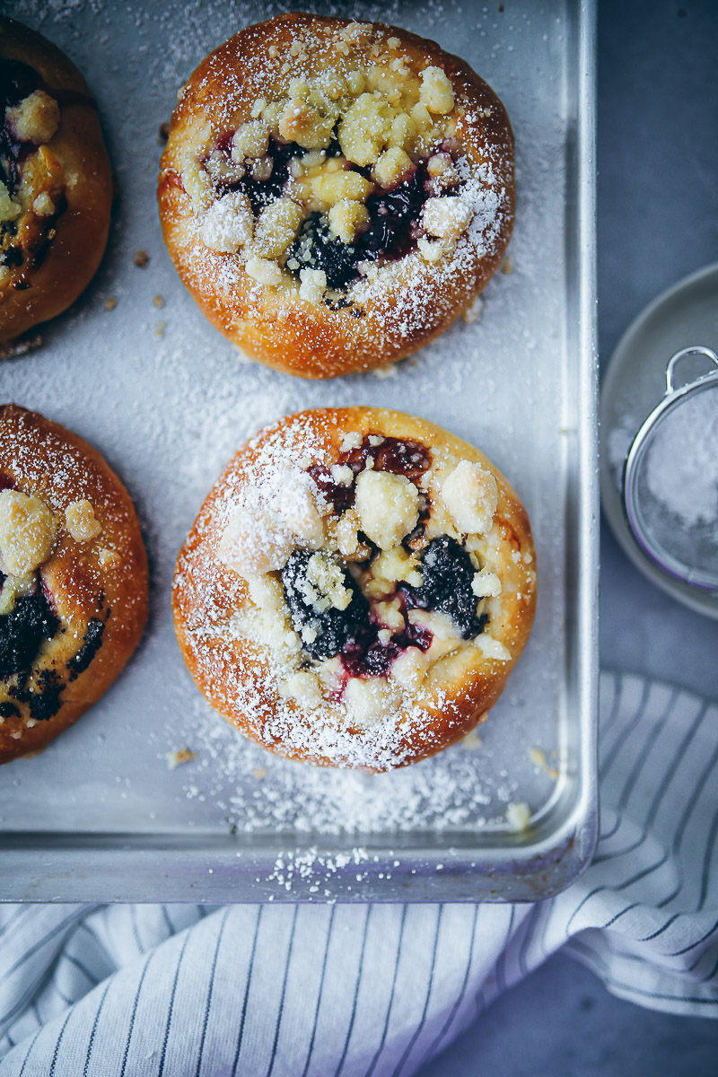 Klecksel Streuseltaler mit Quarkfüllung, Mohn und Kirschkonfitüre Rezept