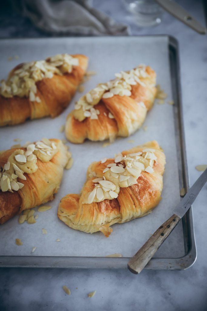 einfache mandel croissants rezept almond croissants recipe frangipane mandel creme brunch rezepte frühstücks rezepte bakefeed feedfeed zuckerzimtundliebe backblog einfaches rezept