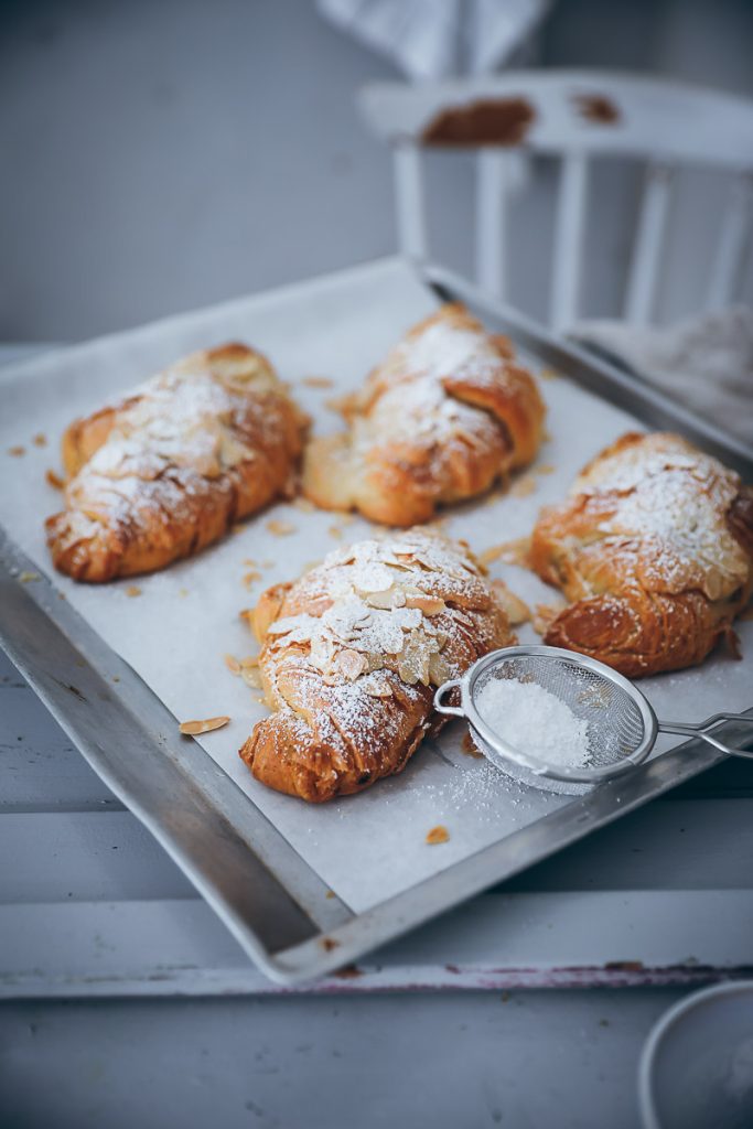 einfache mandel croissants rezept almond croissants recipe frangipane mandel creme brunch rezepte frühstücks rezepte bakefeed feedfeed zuckerzimtundliebe backblog einfaches rezept