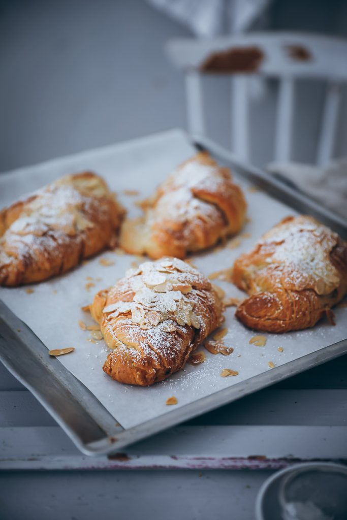 einfache mandel croissants rezept almond croissants recipe frangipane mandel creme brunch rezepte frühstücks rezepte bakefeed feedfeed zuckerzimtundliebe backblog einfaches rezept