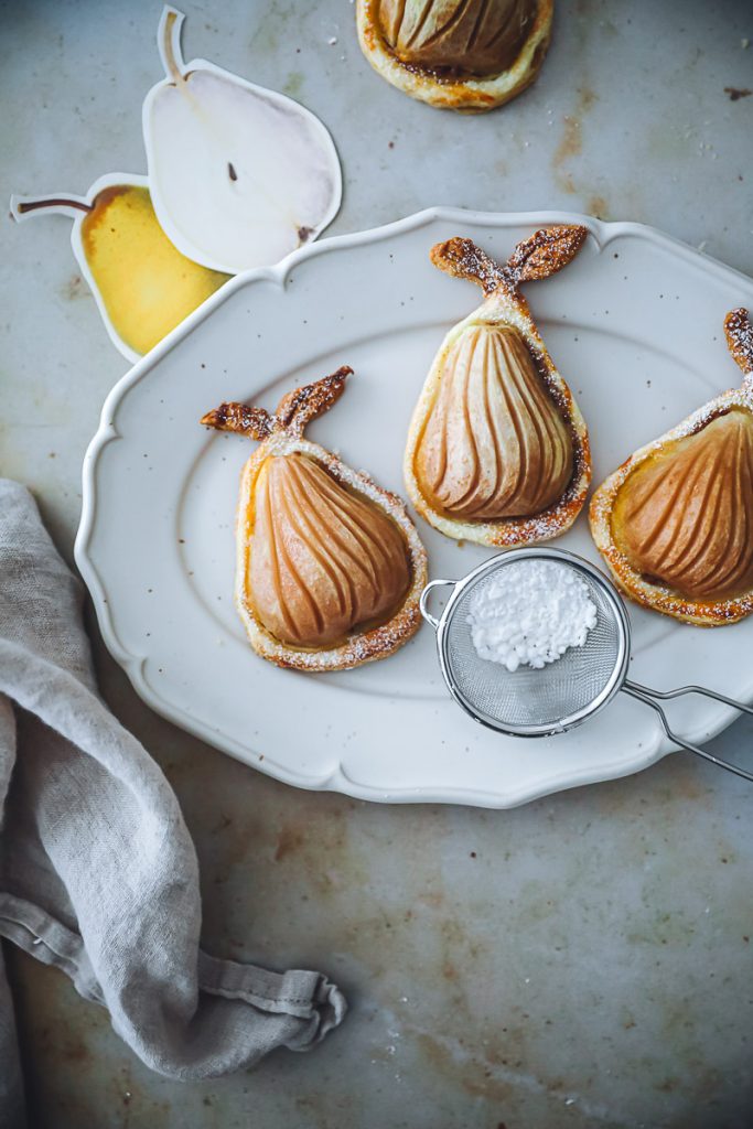 Einfache Birnen Nuss Tartes Rezept aus Blätterteig - pear frangipane tarts with puff pastry feedfeed bakefeed foodtography school zuckerzimtundliebe backblog deutscher foodblog birnenrezept blätterteig rezepte easy baking