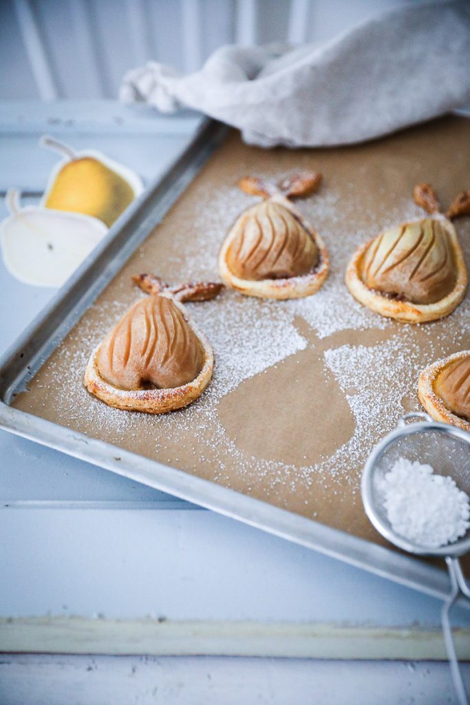 Einfache Birnen Nuss Tartes Rezept aus Blätterteig - pear frangipane tarts with puff pastry feedfeed bakefeed foodtography school zuckerzimtundliebe backblog deutscher foodblog birnenrezept blätterteig rezepte easy baking