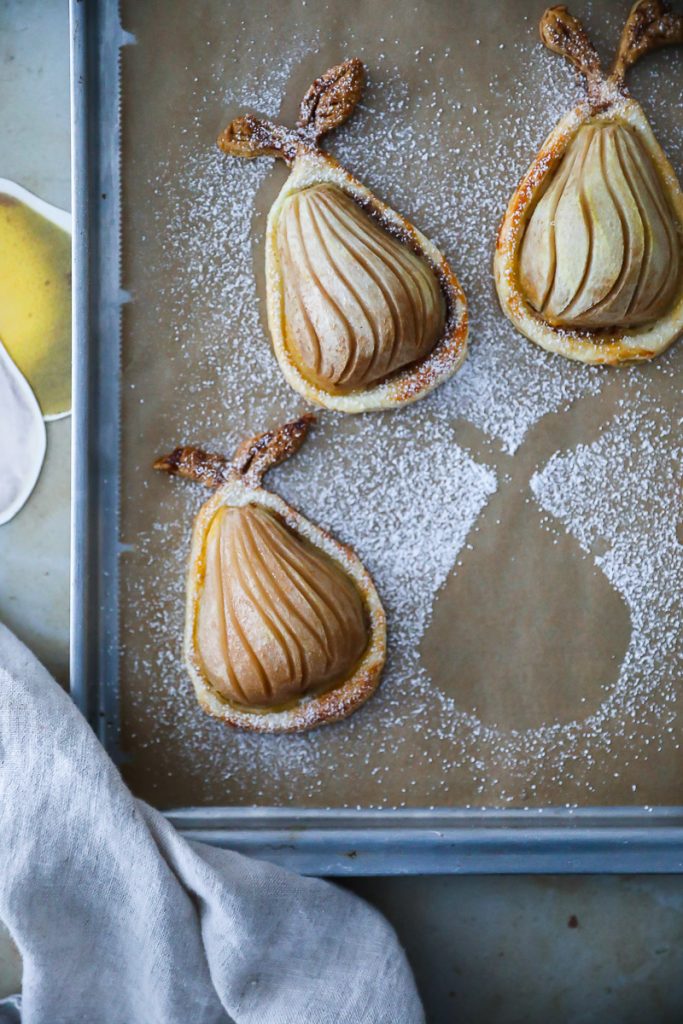 Einfache Birnen Nuss Tartes Rezept aus Blätterteig - pear frangipane tarts with puff pastry feedfeed bakefeed foodtography school zuckerzimtundliebe backblog deutscher foodblog birnenrezept blätterteig rezepte easy baking 