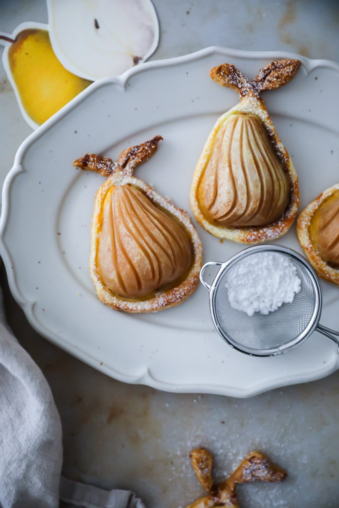 Einfache Birnen Nuss Tartes Rezept aus Blätterteig - pear frangipane tarts with puff pastry feedfeed bakefeed foodtography school zuckerzimtundliebe backblog deutscher foodblog birnenrezept blätterteig rezepte easy baking 