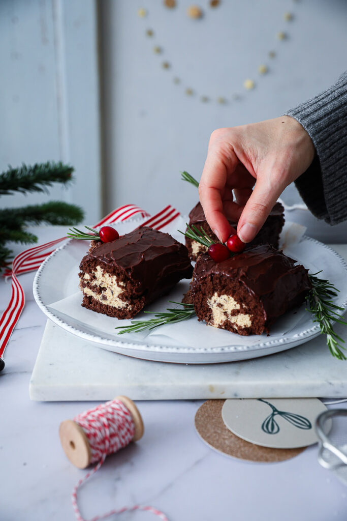 Buche de Noel Biskuitrollen Yule log rezept recipe Schoko Biskuit Weihnachtskuchen Weihnachtsbäckerei christmas cake swiss roll cake roll. weihnachtsroulade backrezept backen adventsrezepte foodstyling bakefeed german baking