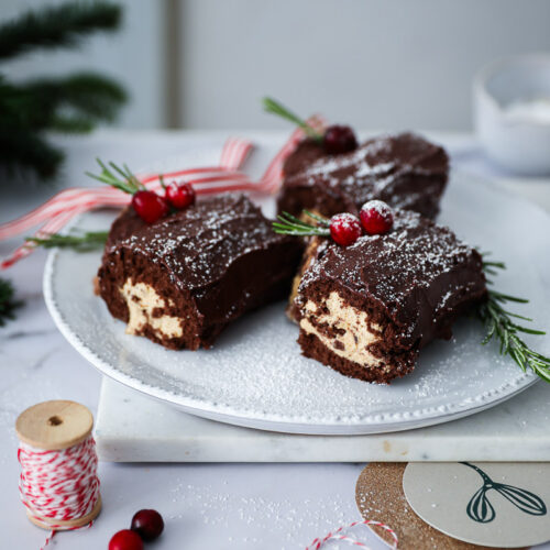Buche de Noel Biskuitrollen Yule log rezept recipe Schoko Biskuit Weihnachtskuchen Weihnachtsbäckerei christmas cake swiss roll cake roll. weihnachtsroulade backrezept backen adventsrezepte foodstyling bakefeed german baking