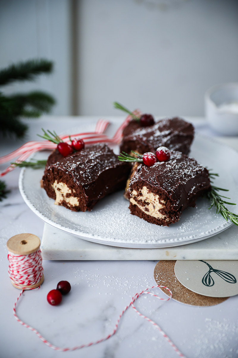 Buche de Noel Biskuitrollen Yule log rezept recipe Schoko Biskuit Weihnachtskuchen Weihnachtsbäckerei christmas cake swiss roll cake roll. weihnachtsroulade backrezept backen adventsrezepte foodstyling bakefeed german baking