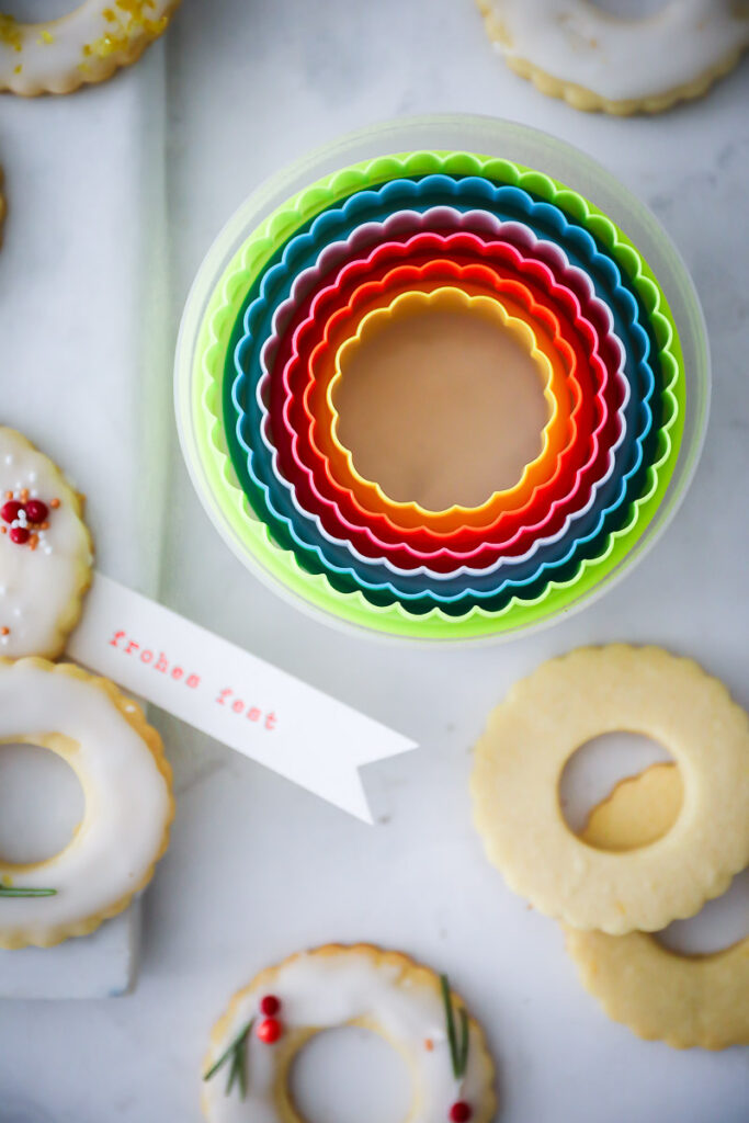 Zitronen Ausstechplätzchen Rezept weihnachtsplätzchen weihnachtskekse weihnachtsgebäck weihnachtsbäckerei german christmas cookies lemon butter cookies zuckerzimtundliebe bakefeed feedfeed einfache weihnachtskekse foodstyling