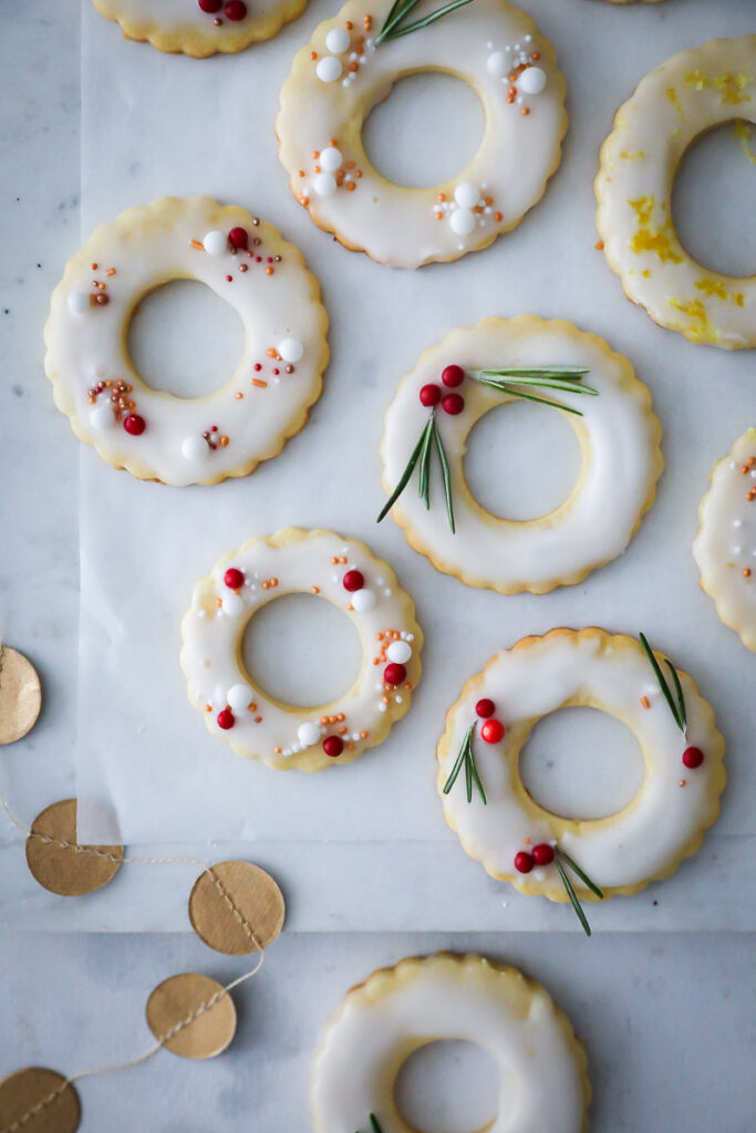 Zitronen Ausstechplätzchen Rezept weihnachtsplätzchen weihnachtskekse weihnachtsgebäck weihnachtsbäckerei german christmas cookies lemon butter cookies zuckerzimtundliebe bakefeed feedfeed einfache weihnachtskekse foodstyling