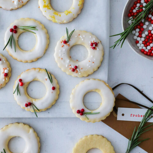 Zitronen Ausstechplätzchen Rezept weihnachtsplätzchen weihnachtskekse weihnachtsgebäck weihnachtsbäckerei german christmas cookies lemon butter cookies zuckerzimtundliebe bakefeed feedfeed einfache weihnachtskekse foodstyling