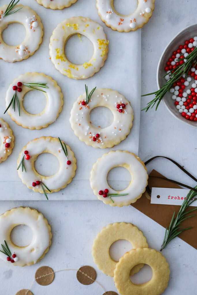 Zitronen Ausstechplätzchen Rezept weihnachtsplätzchen weihnachtskekse weihnachtsgebäck weihnachtsbäckerei german christmas cookies lemon butter cookies zuckerzimtundliebe bakefeed feedfeed einfache weihnachtskekse foodstyling