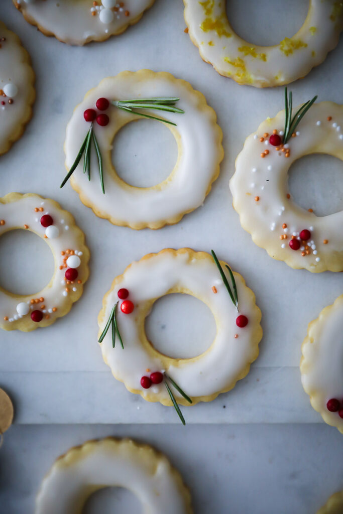Zitronen Ausstechplätzchen Rezept weihnachtsplätzchen weihnachtskekse weihnachtsgebäck weihnachtsbäckerei german christmas cookies lemon butter cookies zuckerzimtundliebe bakefeed feedfeed einfache weihnachtskekse foodstyling