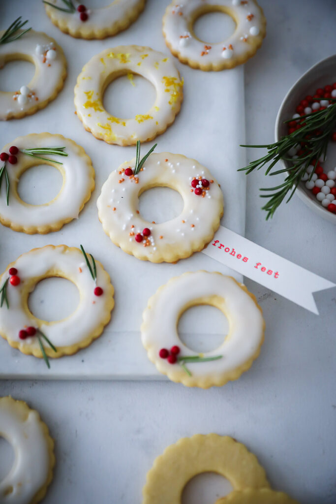 Zitronen Ausstechplätzchen Rezept weihnachtsplätzchen weihnachtskekse weihnachtsgebäck weihnachtsbäckerei german christmas cookies lemon butter cookies zuckerzimtundliebe bakefeed feedfeed einfache weihnachtskekse foodstyling