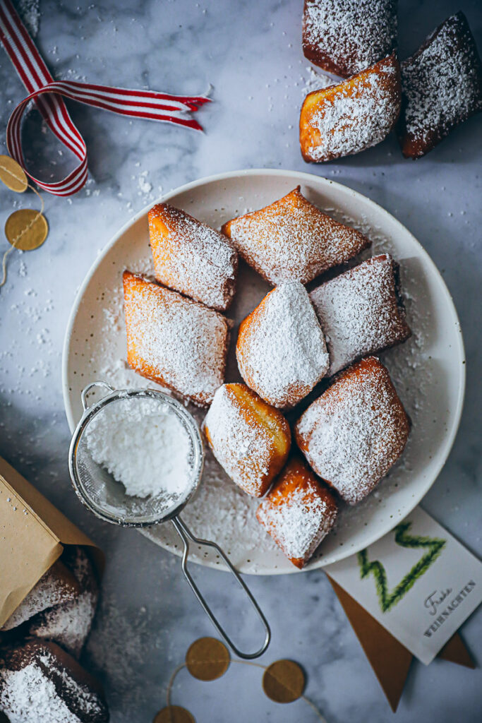 Schmalzkuchen Rezept wie vom Weihnachtsmarkt einfaches Schmalgebäck Weihnachtsrezept Weihnachtsbäckerei Adventsgebäck Hefeteig Siedegebäck zuckerzimtundliebe backblog foodblog bakefeed feedfeed