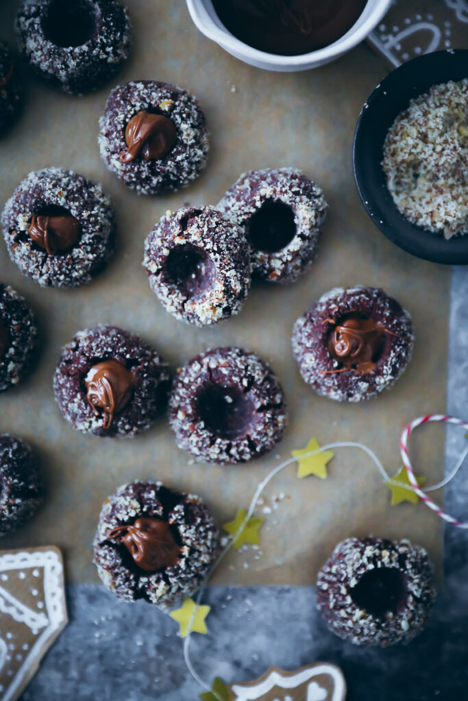 Haselnuss Schoko Engelsaugen Weihnachtsplätzchen Rezept mit Nougatfüllung chocolate thumbprint cookies gefüllte weihnachtsplätzchen weihnachtsrezepte weihnachtskekse foodstyling bakefeed feedfeed german baking deutscher foodblog
