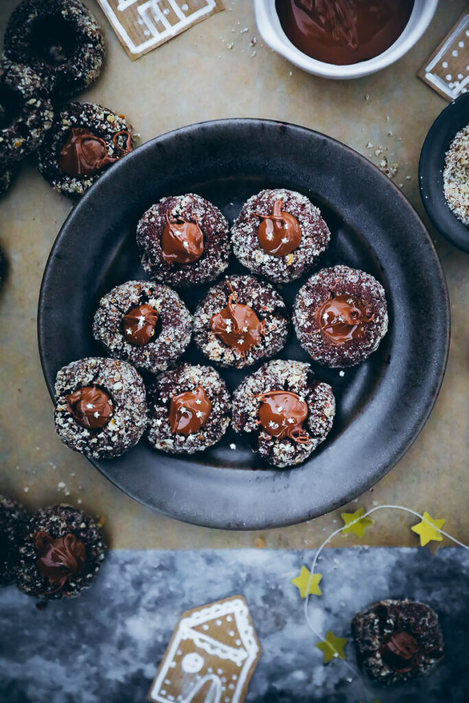 Haselnuss Schoko Engelsaugen Weihnachtsplätzchen Rezept mit Nougatfüllung chocolate thumbprint cookies gefüllte weihnachtsplätzchen weihnachtsrezepte weihnachtskekse foodstyling bakefeed feedfeed german baking deutscher foodblog