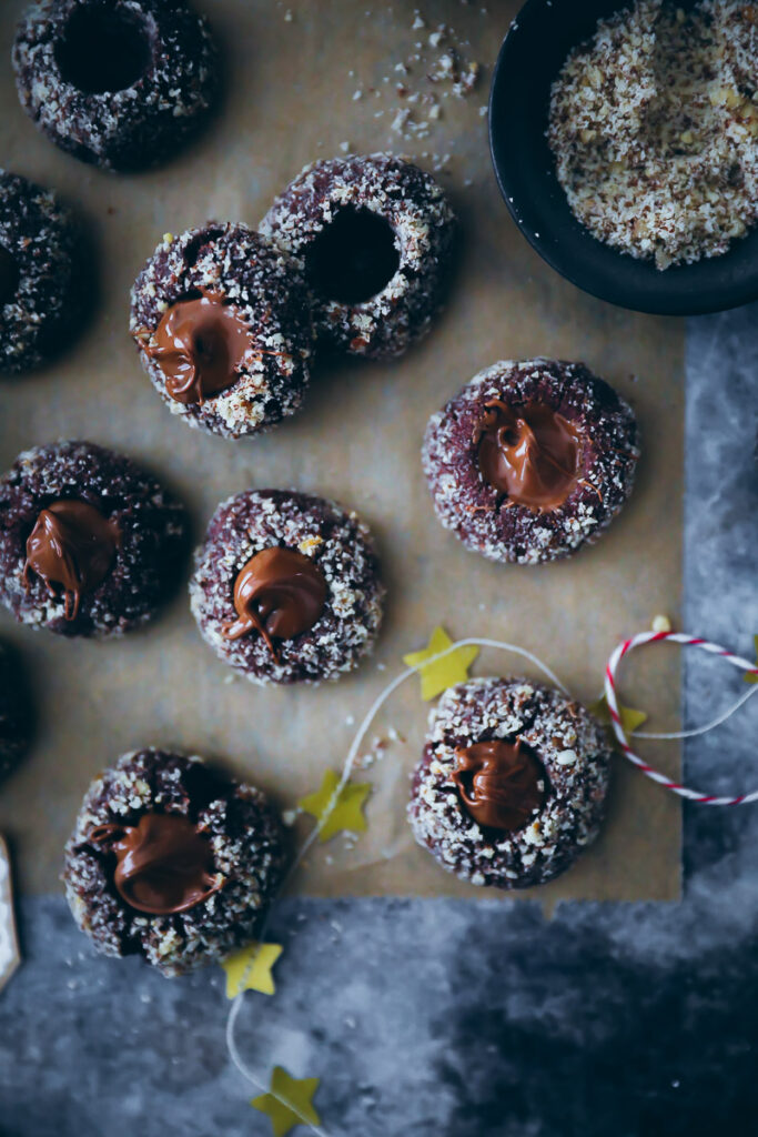 Haselnuss Schoko Engelsaugen Weihnachtsplätzchen Rezept mit Nougatfüllung chocolate thumbprint cookies gefüllte weihnachtsplätzchen weihnachtsrezepte weihnachtskekse foodstyling bakefeed feedfeed german baking deutscher foodblog