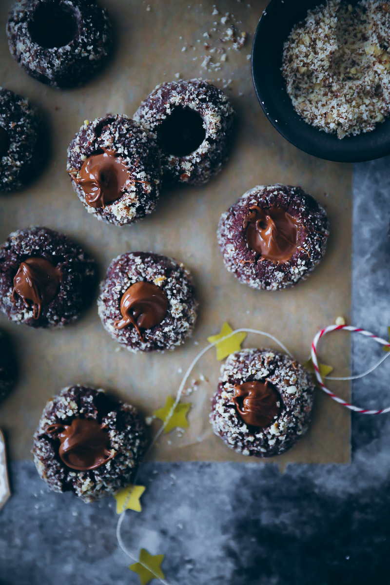 Haselnuss Schoko Engelsaugen Weihnachtsplätzchen Rezept mit Nougatfüllung chocolate thumbprint cookies gefüllte weihnachtsplätzchen weihnachtsrezepte weihnachtskekse foodstyling bakefeed feedfeed german baking deutscher foodblog