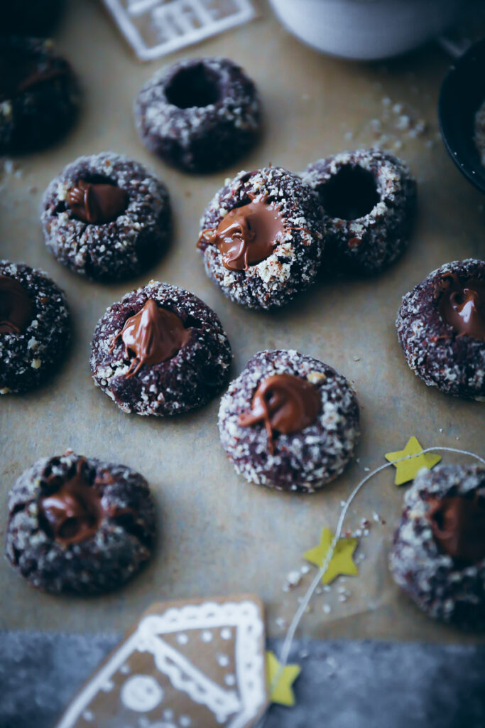 Haselnuss Schoko Engelsaugen Weihnachtsplätzchen Rezept mit Nougatfüllung chocolate thumbprint cookies gefüllte weihnachtsplätzchen weihnachtsrezepte weihnachtskekse foodstyling bakefeed feedfeed german baking deutscher foodblog
